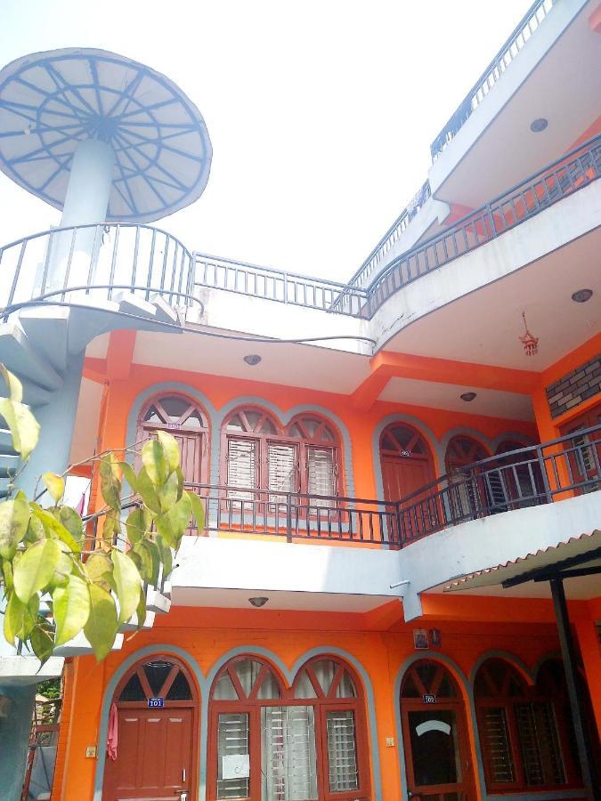 Paramount Guest House Pokhara Esterno foto